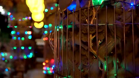 Tallas-de-piedra-y-la-arquitectura-clásica-en-templo-asiático.-El-paisaje-de-edificio-tradicional-chino-en-la-noche.