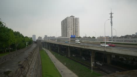 Regentag-Wuhan-Stadt-Verkehr-Straße-Straße-Kreuzung-Panorama-4k-china