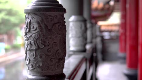 Steincarvings-und-klassischer-Architektur-in-asiatischen-Tempel.-Die-Landschaft-der-chinesischen-traditionellen-Gebäude-in-der-Nacht.