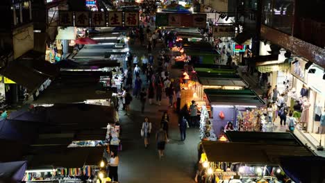 Time-lapse-of-busy-street-market-with-pedestrians-of-Mong-Kok-at-night-in-Hong-Kong.