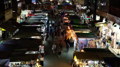 Lapso-de-tiempo-del-bullicioso-mercado-de-la-calle-con-los-peatones-de-Mong-Kok-en-la-noche-en-Hong-Kong.