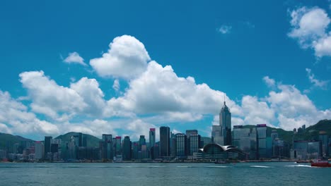 Time-Lapse-von-Hong-Kong-Victoria-Harbour-und-blauer-Himmelshintergrund