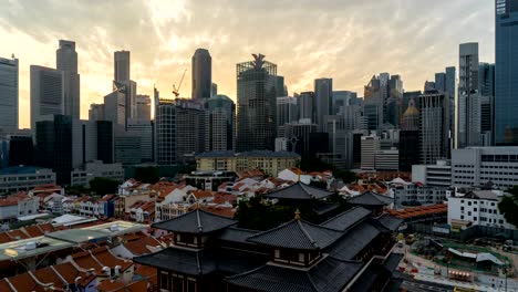 Buddha-Tooth-Relic-Temple-und-die-Innenstadt-von-Singapur-City-in-Chinatown.-Financial-District-und-Wolkenkratzer-Gebäude-bei-Sonnenaufgang.