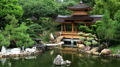 blauen-Teich-und-Pavillon-Brücke-im-Nan-Lian-Garden-in-Hong-kong