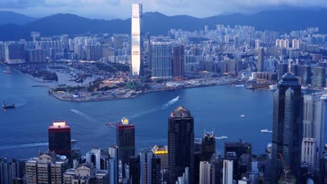 Schließen-Sie-Pfanne-in-der-Dämmerung-auf-den-Victoria-Harbour-vom-Gipfel-in-Hongkong