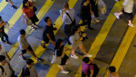 Beschäftigt-Fußgängerüberweg-in-Hong-Kong-bei-Nacht