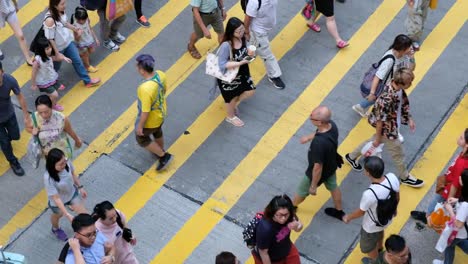 Beschäftigt-Fußgängerüberweg-in-Hong-Kong