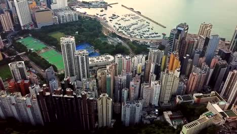 Hong-Kong-Downtown-und-den-Victoria-Harbour.-Bankenviertel-in-smart-City.-Wolkenkratzer-und-Hochhaus-Gebäude.-Luftbild-bei-Sonnenuntergang.