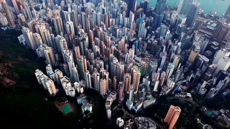 Blick-auf-Downtown-Hong-Kong.-Financial-District-und-Business-Zentren-in-intelligente-Stadt-in-Asien.-Draufsicht-der-Wolkenkratzer-und-Hochhaus-Gebäude.