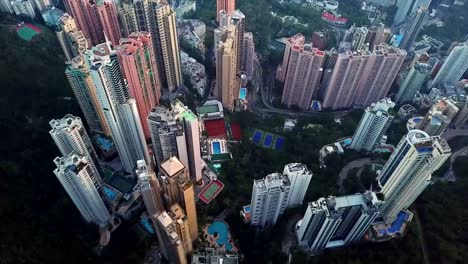 Blick-auf-Downtown-Hong-Kong.-Financial-District-und-Business-Zentren-in-intelligente-Stadt-in-Asien.-Draufsicht-der-Wolkenkratzer-und-Hochhaus-Gebäude.