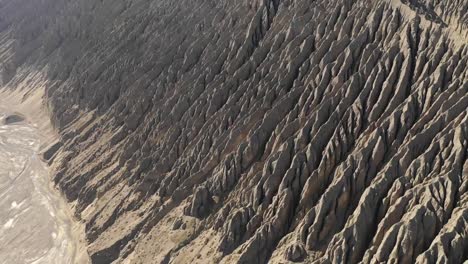 China's-Xinjiang-Grand-Canyon-scenery