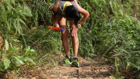 Corredor-de-trail-de-mujer-asiática-fitness-aplicar-bloqueador-grito-antes-de-esquí-en-la-montaña-del-bosque