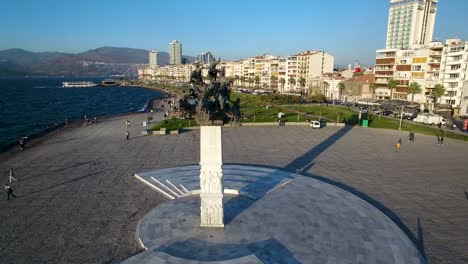 Izmir-Square-Drohne,-Stadtplatz-von-von-Drohne