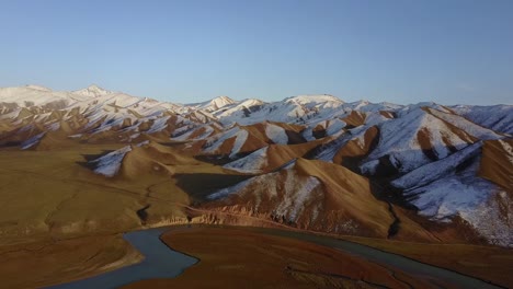 Paisaje-de-montaña-de-la-nieve-en-Xinjiang,-China