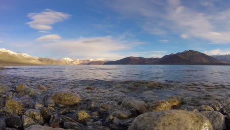 Hermoso-amanecer-en-el-lago-Pangong,-Leh-Ladakh,-India