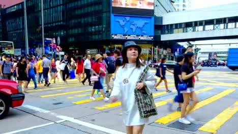 Fußgänger,-Busse-und-Traffic-im-Central-District-Hong-Kong---hyperlapse