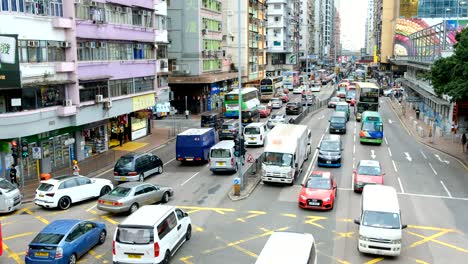 Hohen-Verkehrsaufkommens-im-Bezirk-Mongkok-in-Hongkong