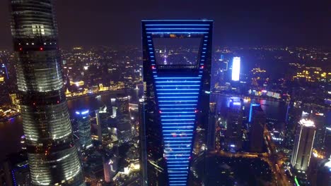 Toma-aérea-del-paisaje-urbano-de-Shanghai-y-horizonte-en-la-noche-de-Shanghai,-China