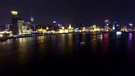 Luftaufnahme-des-Schiffes-läuft-am-Huangpu-River-bei-Nacht/Shanghai,-China