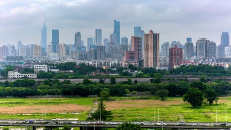 Edificios-panorámicos-de-horizonte-y-la-ciudad,-tiempo-nublado,-fotografía-Time-lapse