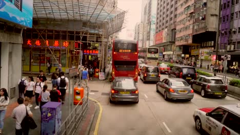 POV-Zeitraffer-von-stark-befahrenen-Straßen-in-Hong-Kong-Stadt,-Verkehre-und-Fußgänger