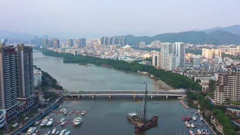 tráfico-fluvial-de-la-ciudad-de-día-tiempo-hainan-isla-sanya-china-panorama-aéreo-4k-del-muelle