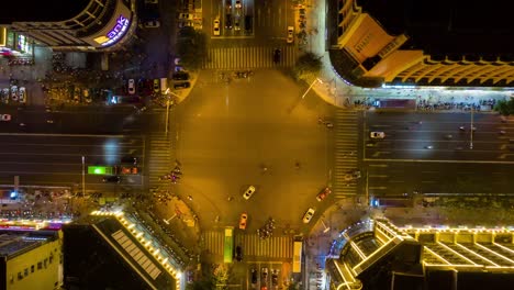 noche-iluminada-china-de-sanya-bay-tráfico-cruce-calle-aérea-timelapse-4k