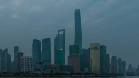 Sonnenaufgang-mit-Blick-auf-die-Skyline-der-Bund-Promenade-auf-Pudong-New-Area--das-business-Viertel-von-Shanghai.