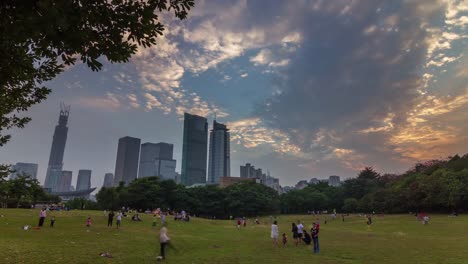 panorama-de-China-shenzhen-atardecer-cielo-atestado-Parque-4k-lapso-de-tiempo