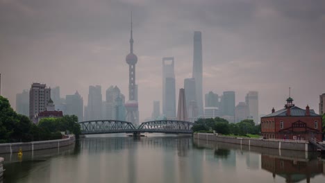 China-Shangai-panorama-de-puente-Bahía-famoso-río-ciudad-mañana-niebla-4k-lapso-de-tiempo