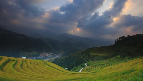 Arrozales-en-terrazas-de-Mu-Cang-Hai,-YenBai,-Vietnam.-Campos-de-arroz-preparan-la-cosecha-en-el-noroeste-Vietnam.Vietnam-paisajes.