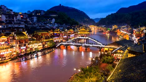 Ciudad-antigua-hermoso-Condado-de-Fenghuang-de-la-provincia-de-Hunan,-China-4K-día-a-noche-Time-Lapse