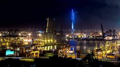 Stark-befahrene-Straße-und-Cargo-Verladehafen-Zeitraffer.-Hong-Kong.-Schwenk-in-4K