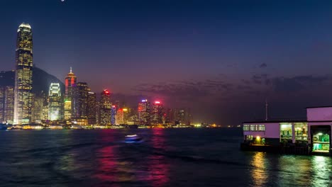 panorama-de-kowloon-bay-del-ciudad-de-hong-kong-de-China-al-atardecer-cielo-iluminación-4k-lapso-de-tiempo