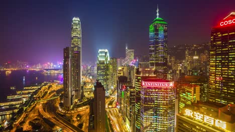 panorama-de-Bahía-en-la-azotea-del-tráfico-de-hong-kong-de-China-la-noche-iluminación-4k-lapso-de-tiempo