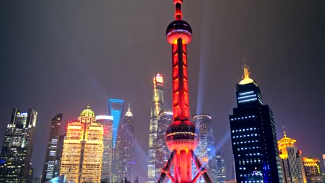 Blick-auf-die-Skyline-von-Shanghai-in-der-Nacht.-Oriental-Pearl-Tower-und-Huangpu-Fluss.