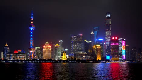 Blick-auf-die-Skyline-von-Shanghai-in-der-Nacht.-Oriental-Pearl-Tower-und-City-Skyline.