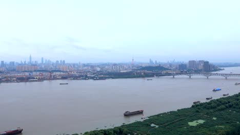 vista-aérea-del-río-de-yangtze-horizonte-en-la-ciudad-de-nanjing,-china,-día-nublado