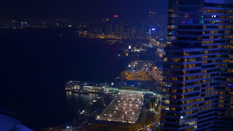 edificio-Bahía-centro-hong-kong-de-iluminación-nocturna-del-muelle-de-puerto-en-la-azotea-panorama-4k-de-china