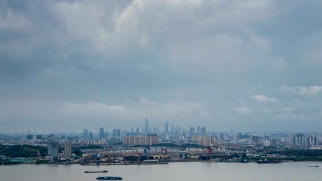 Zeitraffer-Skyline-der-Jangtse-Fluss-in-Nanjing-City,-China,-bewölkten-Tag