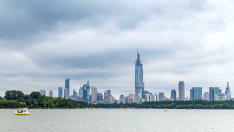 Zeitraffer-der-Skyline-in-Nanjing-Stadt-mit-Xuanwu-See,-China,-bewölkten-Tag