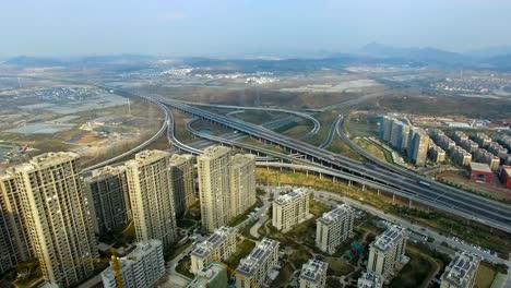 Luftaufnahme-des-Verkehrs-auf-erhöhte-Autobahn-am-Schnittpunkt-Stadtrand,-china