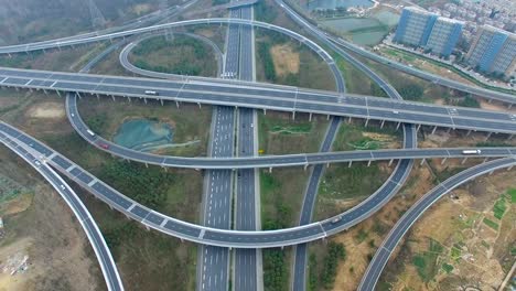 Luftaufnahme-des-Verkehrs-auf-erhöhte-Autobahn-am-Schnittpunkt-Stadtrand,-china