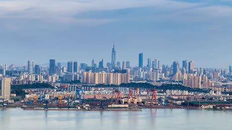 Zeitraffer-des-Jangtse-Skyline-Stadt-Nanjing,-China,-bewölkt,-Sonnenuntergang