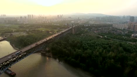 Vista-aérea-del-puente-del-río-Yangtze-de-Nanjing,-china