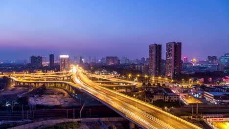 Lapso-de-tiempo-de-paso-superior-del-puente-de-día-a-noche,-ciudad-de-WuHan,-china