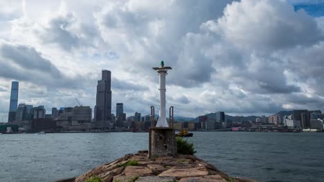 Faro-en-Hong-Kong-con-fondo-de-paisaje-urbano