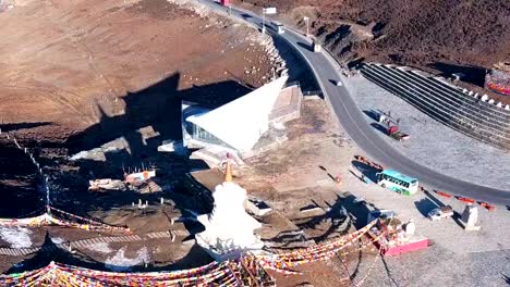 Luftaufnahme-des-Verkehrs-am-Zheduo-Shan-Pass-am-Morgen