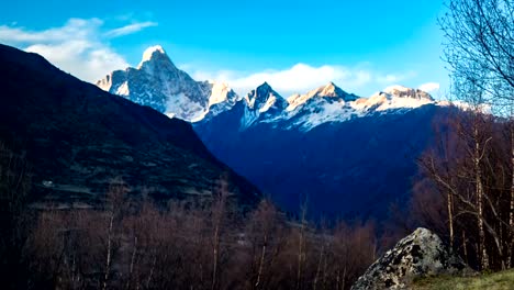 Zeitraffer-der-Natur-am-Abend-am-Mount-Siguniang