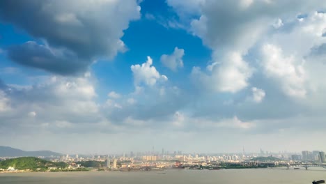 Lapso-de-tiempo-del-horizonte-de-río-Yangtsé-en-la-ciudad-de-nanjing,-china,-día-nublado